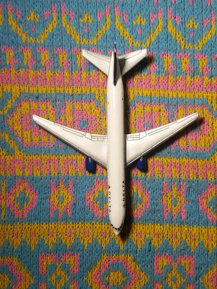 Delta Airlines Diecast Airplane 5.5" Diecast Model Plane Realtoy 1:400 Figure - Image 3 of 4
