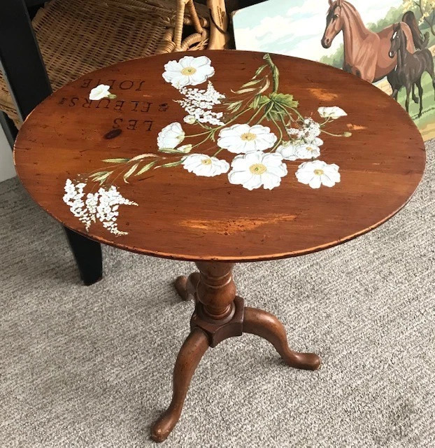 VINTAGE OVAL TILT-TOP COLONIAL STYLE FLORAL MOTIF WOOD PEDESTAL TABLE (16x14x18) - Image 2 of 4