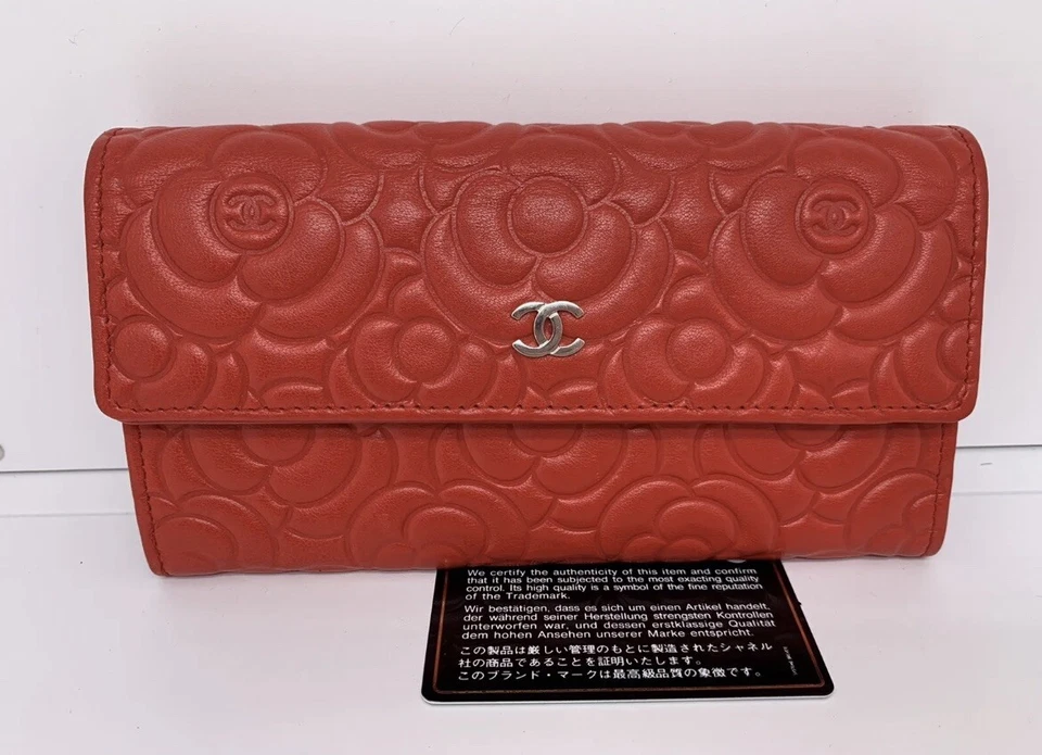 Сумочка Chanel из камелии из овчины красная кожа цвет кокос - Изображение 2 из 4