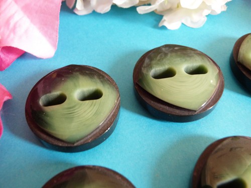 1110BBIS Chequerboard Buttons " Underbrush " Green Gradient Lot 6 Vintage - Picture 2 of 4