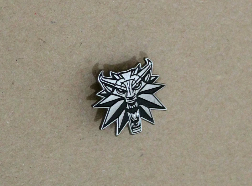 Pin de metal promocional raro The Witcher 3 Wild Hunt de Gamescom 2014 Foto 2 de 4