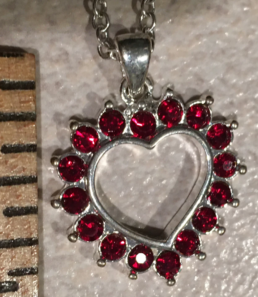 Colgante Piedra Natal Julio Corazón Abierto Collar 16 Piedras Rubí Nueva Caja Sin Manga Avon Foto 2 de 4
