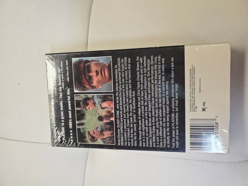 Platoon (VHS,1986) William Dafoe, Johnny Depp, Charlie Sheen, Tom Berenger NEW - Picture 8 of 8