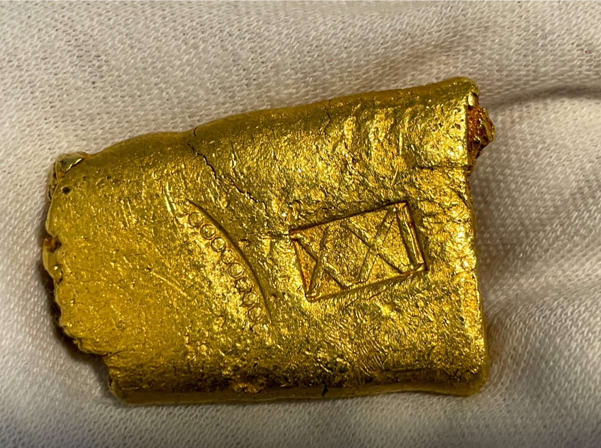 クロコダイルアンティークゴールドアンチャーテッド Made Goods Aldrich Console Antiqued Gold Leaf Iron – CLAYTON GRAY HOME