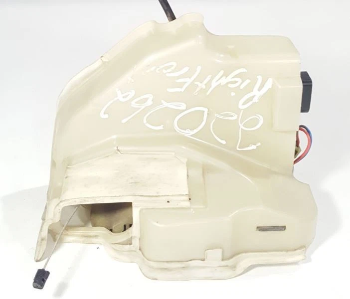 Actuador de cerradura de puerta delantera derecha OEM 2006 Volkswagen Jetta Foto 2 de 4