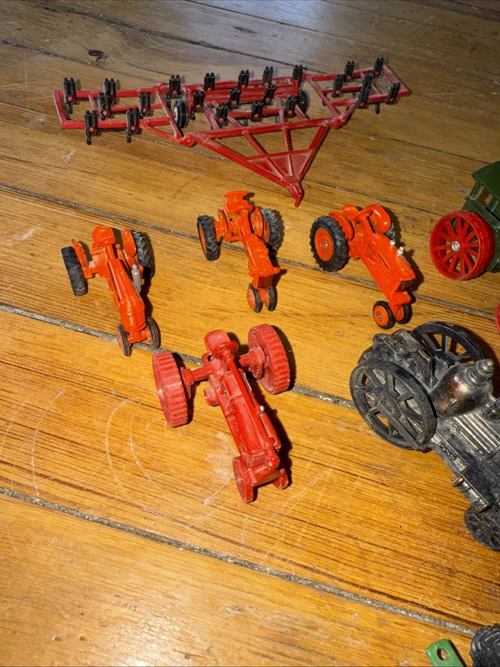 Lote Si 8 Tractores e Implementos Diecast y Plástico Ertl y Varias Marcas Completas Foto 2 de 4