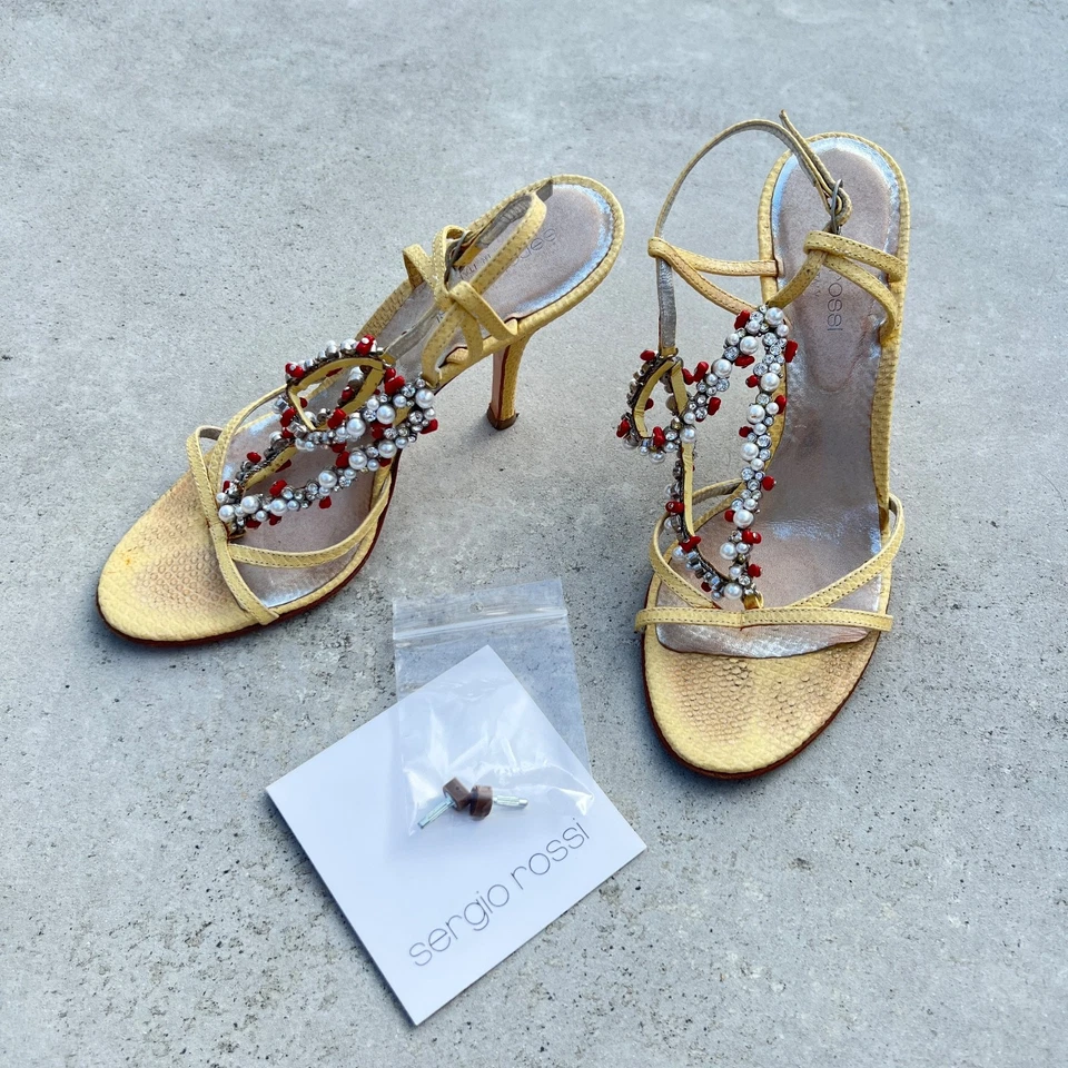 Sergio Rossi | Tacones con tiras de cuero exótico amarillo mantequilla con cuentas blancas rojas (35,5) Foto 3 de 4