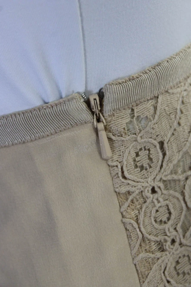 Falda midi forrada en encaje con cierre de gancho beige talla 6 Magaschoni para mujer Foto 4 de 4