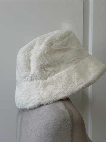 Cappello a secchiello Sprigs reversibile pelliccia sintetica e sherpa crema/moka A455064 - Foto 3 di 8