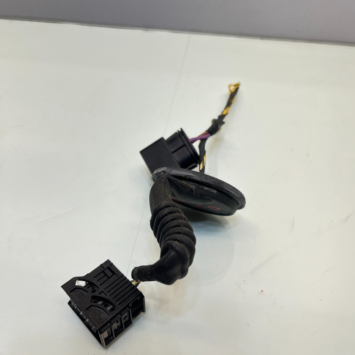 2011 - 2016 BMW 5 - Series 528 535 550 F10 Fuel Pump Connector 