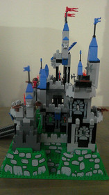 LEGO Castle: King's Castle (10176) 100% Complete w Minifigures & Instructions