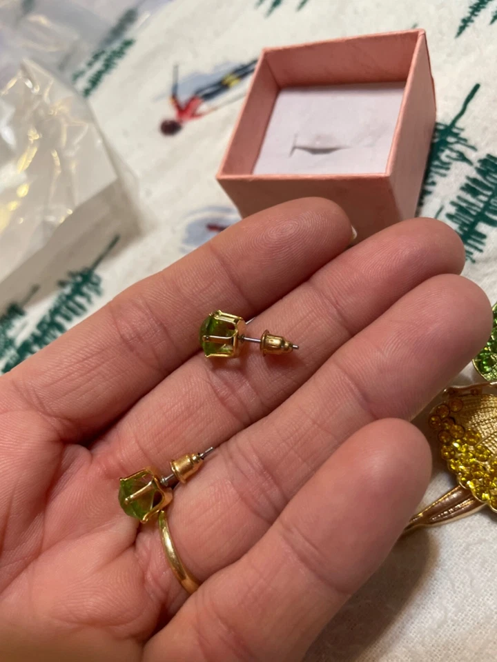 Aretes barrocos grandes vintage chapados en oro amarillo de peridoto verde redondos de 9 mm Foto 3 de 4