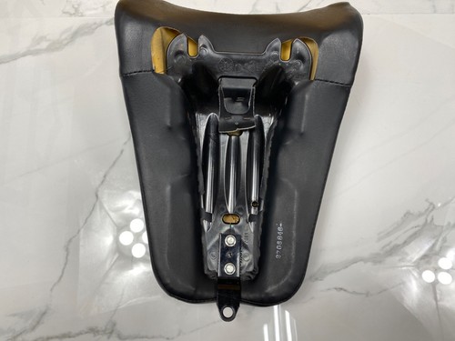Asiento de pasajero OEM 06-17 Harley Softail Fat Boy estándar Cross Bones - Imagen 10 de 16