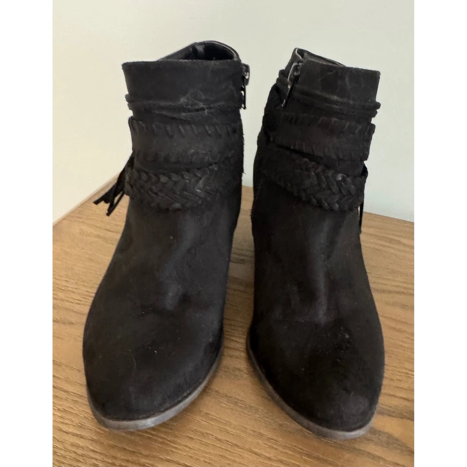 Botas al tobillo Fergalicious negras de gamuza sintética con flecos para mujer talla 7 tacón occidental Foto 4 de 4