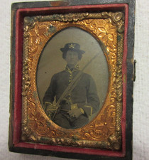 DAGUERREOTYPE TINTYPE PHOTOGRAPH CIVIL WAR UNION SOLDIER w/ SWORD 1860's