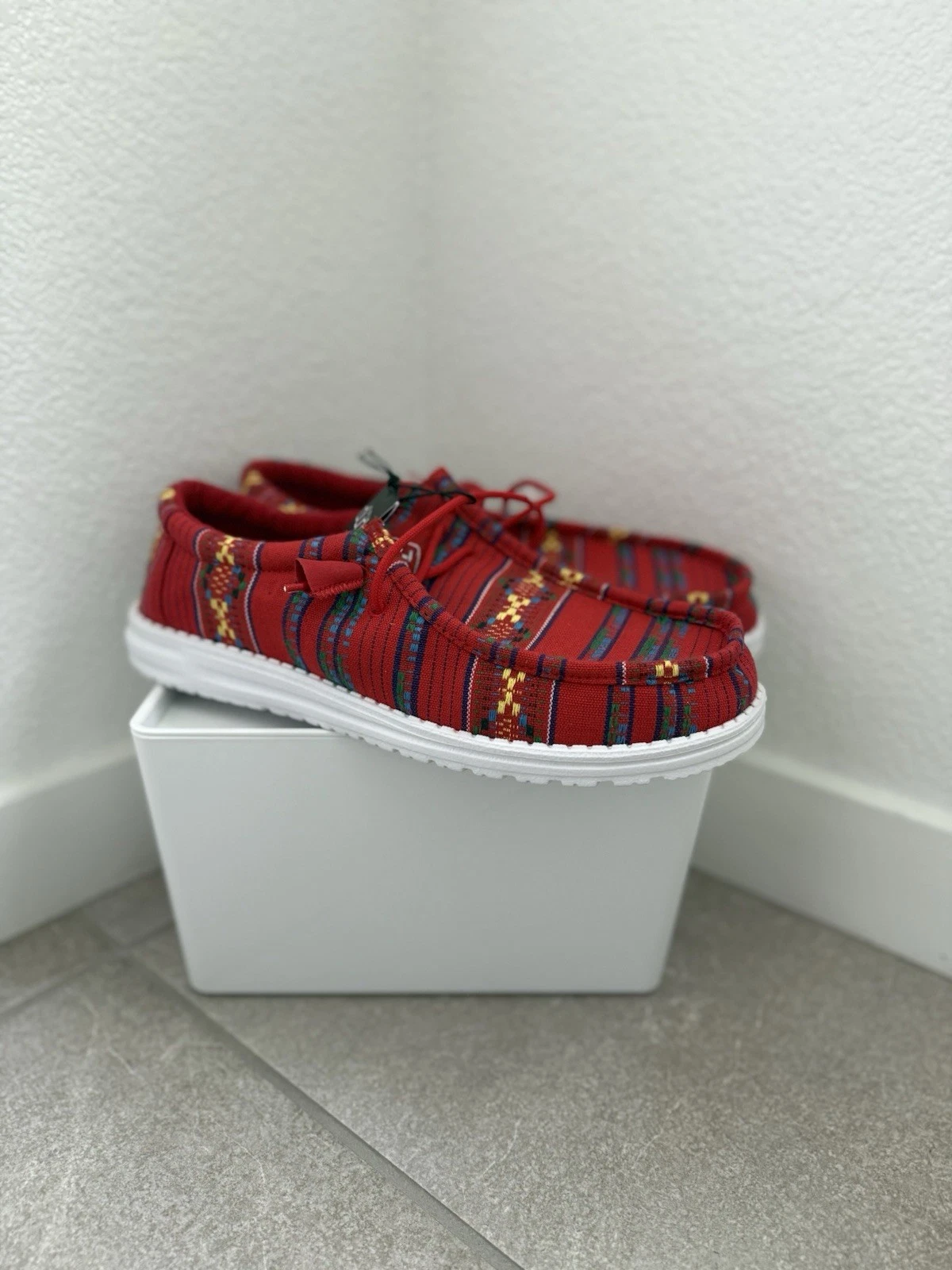 NEW! HEY DUDE SHOES Wally Serape "SEDONA" Men's 11 - NWT Red/Yellow/Green/Blue
Opens in a new window