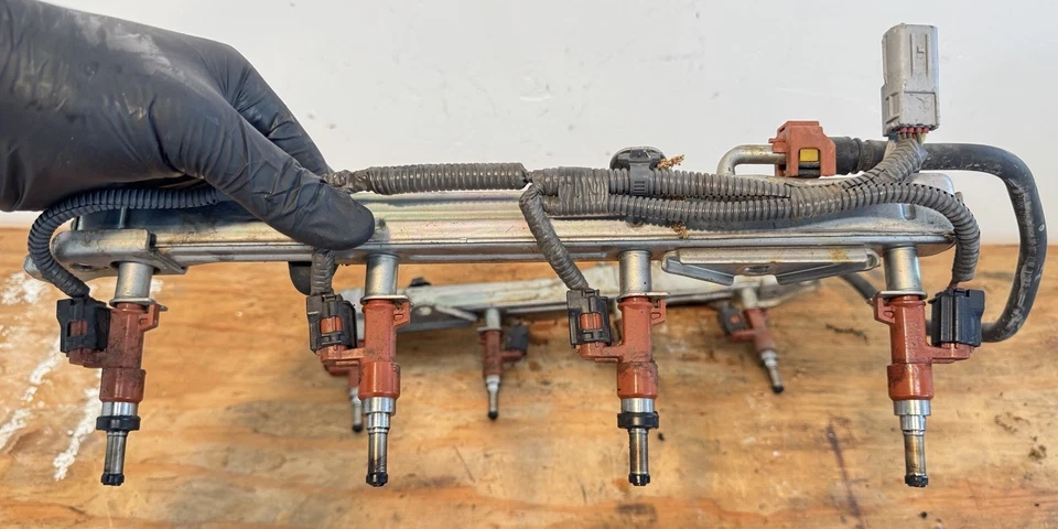 Juego de inyectores de combustible de riel de combustible superior Lexus LS460 2007-2012 OEM Foto 2 de 4