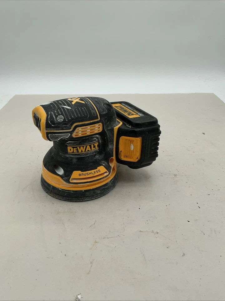 DEWALT XR 20V Brushless Orbit Orbital Sander DCW210 + 3Ah Battery - Image 2 of 4