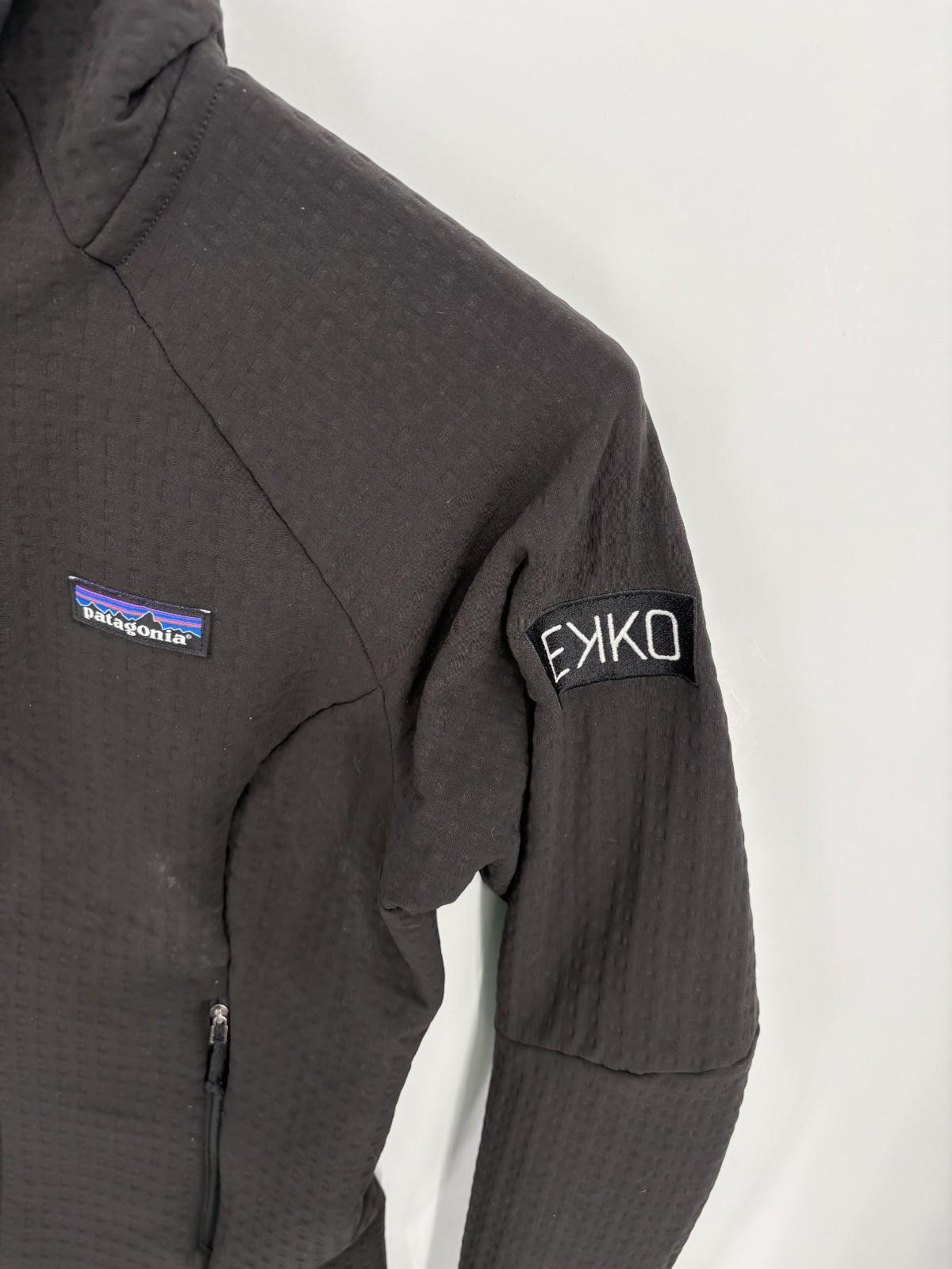 PATAGONIA Women's R2 TechFace Black Hoody Softshell Jacket Zip Up, Size Small thumbnail 6