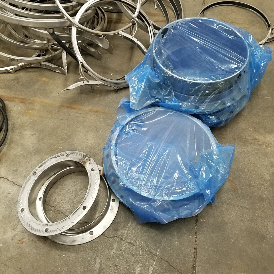 Lote de conductos rígidos de acero inoxidable. Las tallas incluyen son de 10" y 12" de diámetro. - USADO Foto 3 de 4