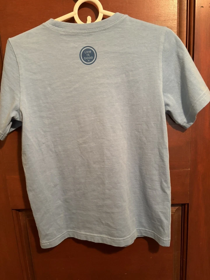 Camiseta Life Is Good Boys S 5/6 Azul Claro Manga S “Lucky Dog” Usada en Excelente Condición Foto 2 de 4