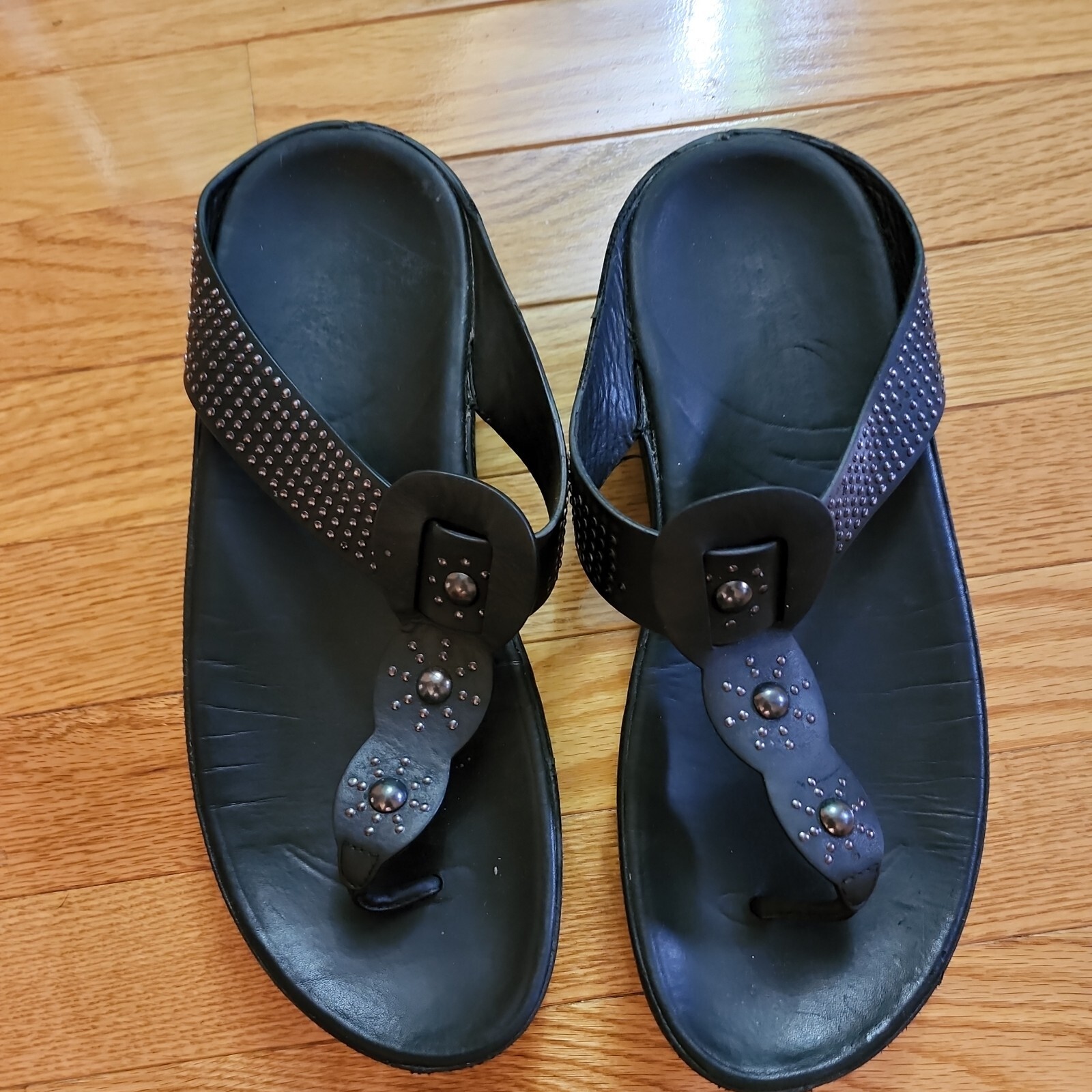 Fitflop Women's Black Leather Thong Sandals With Stud… Gem