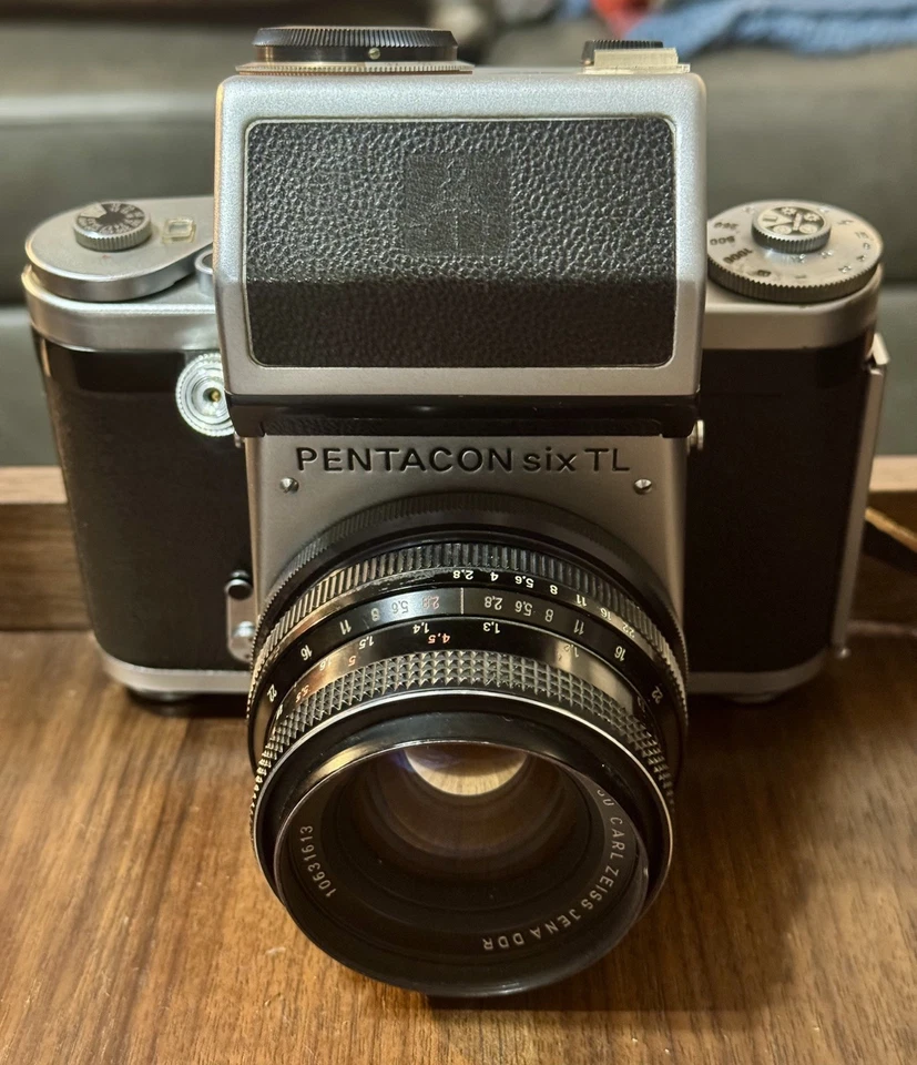 Pentacon Six TL With Carl Zeiss Jena MC Biometar 2.8/80 lens and many extras - Image 2 of 4