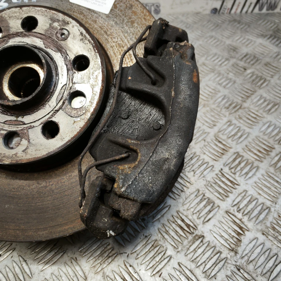 AUDI A3 8P DRIVER SIDE FRONT HUB 2.0TDI CFF 2009-2012 - Image 4 of 4