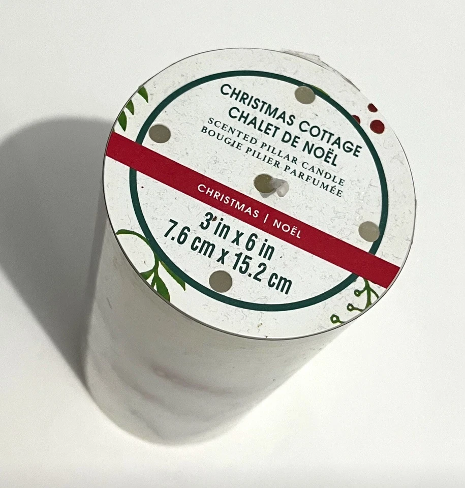 Vela de pilar perfumada de cabaña de Navidad NOËL 3 pulgadas x 6 pulgadas Foto 2 de 4