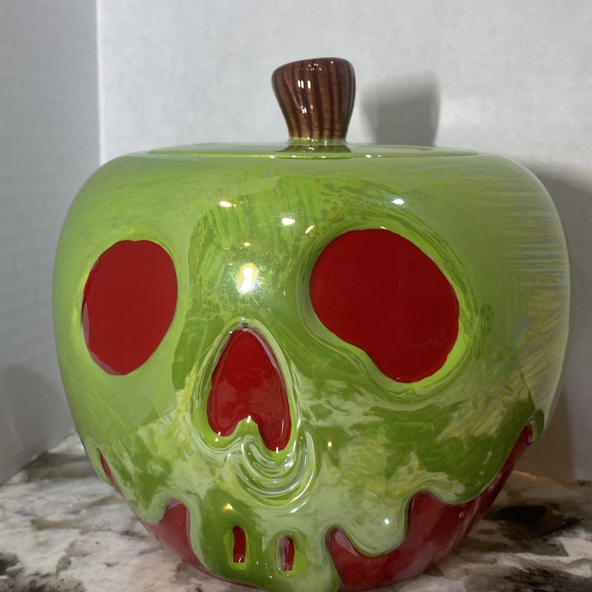 Disney Villains　Q-POT Amazon.com: Disney Villains Evil Queen Poison Apple Ceramic