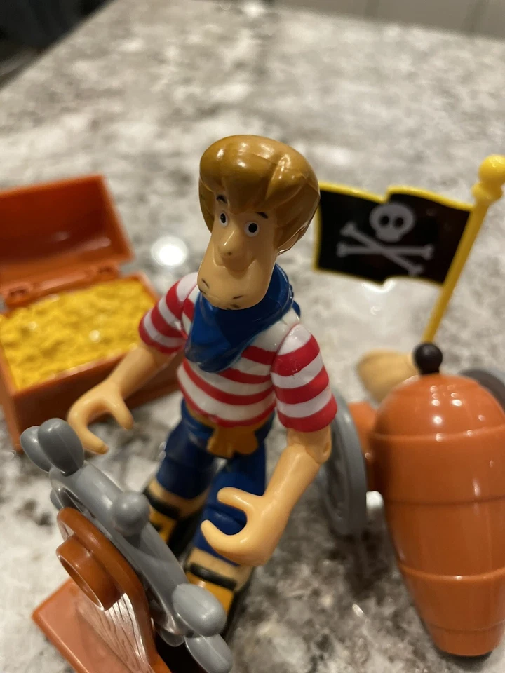 Figura peluda pirata Scooby Doo con cañón, cofre del tesoro, bandera y rueda de barco Foto 4 de 4