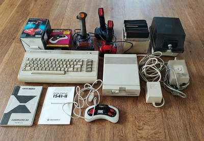 Commodore Computer C64 G Floppy Disk Drive 1541-II Joy Sticks Zubehör Disketten