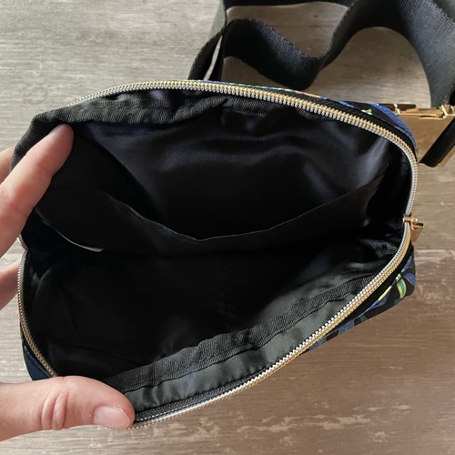 Neu mit Etikett Lilly Pulitzer Jeanie Gürteltasche Bauchtasche Crossbody Onyx (schwarz mit gold) - Bild 8 von 9