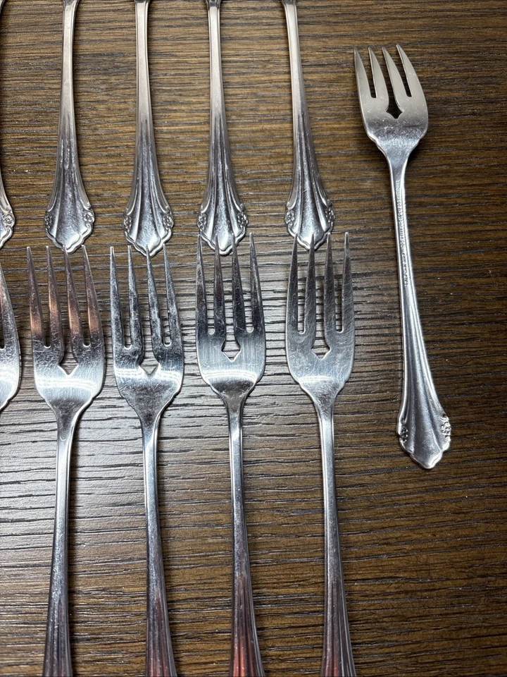 17 Oneida 1881 Rogers BITTERSWEET / REPOSE Stainless SALAD FORKS 6 3/4" Lot - Image 4 of 4