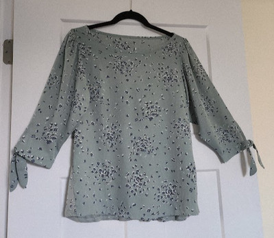 Light green background floral top size MP, 3/4 tie sleeves, boatneck