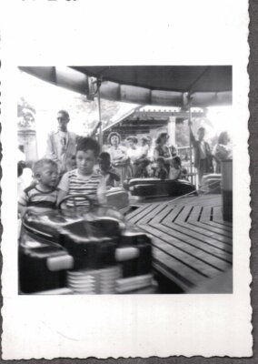 VINTAGE PHOTOGRAPH 1920-60 CARNIVAL FAIR CIRCUS CAR CAROUSEL BOYS FASHION PHOTO