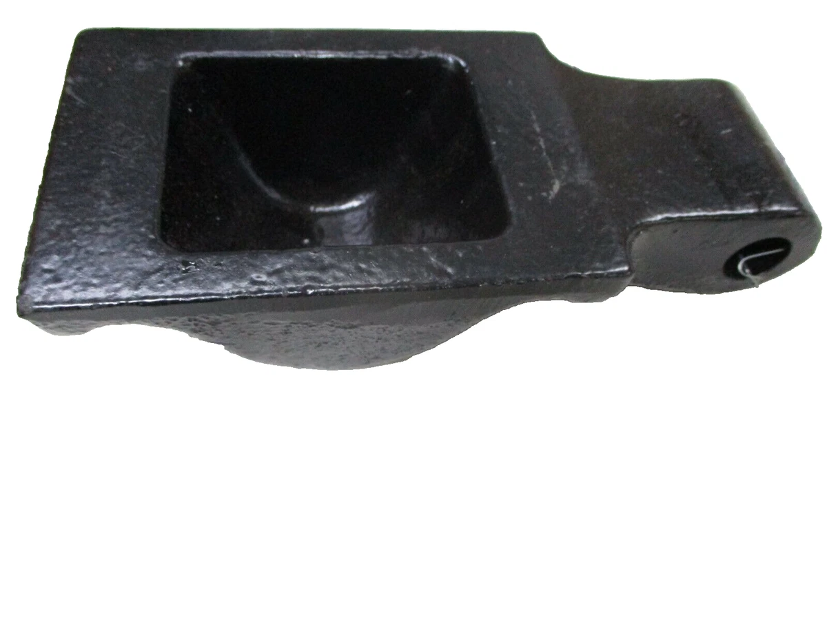 1664856C1 NEW OEM INTERNATIONAL FRONT SPRING U-BOLT SEAT BRACKET 