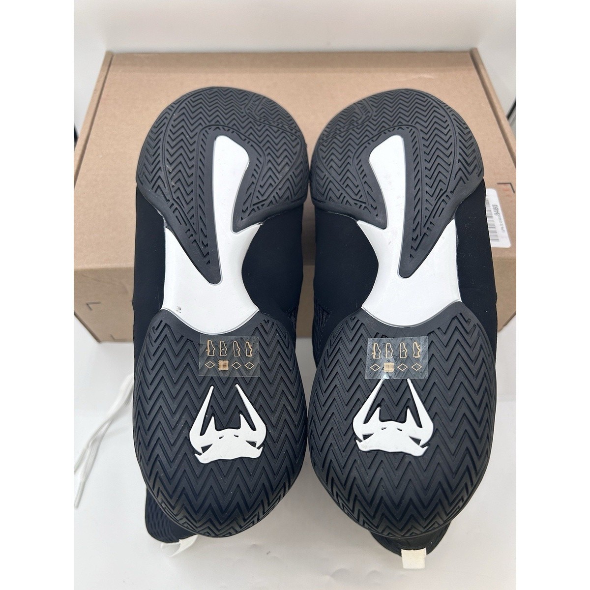 Venum Contender Men\'s High-Top Boxing Shoes Size 13.5 Black White VENUM04958-108 Amazon.com : Venum Contender Boxing Shoes – Black/White  main image 4