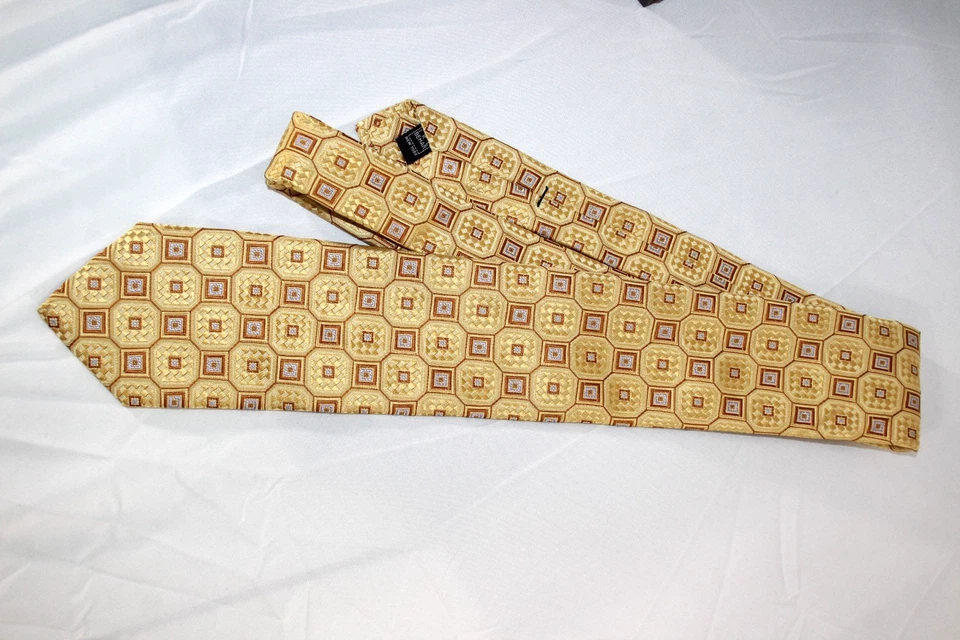 Corbata geométrica octágona Ike Behar dorada 100 % seda medallón para hombre NYC 59x3,25 Foto 3 de 4