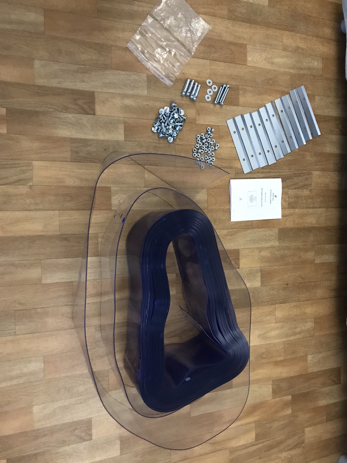 Porte à lanière Manutan en PVC robuste avec rail de suspension en acier