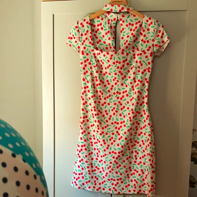 River Island Damen Etuikleid Gr. 32 Weiß Kirschmuster Kurzarm knielang Knopf - Bild 1 von 4