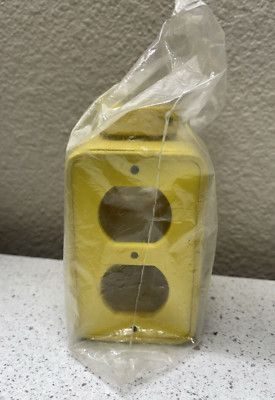 MOLEX DANIEL WOODHEAD OUTLET RUBBER YELLOW BOX 3000 SERIES