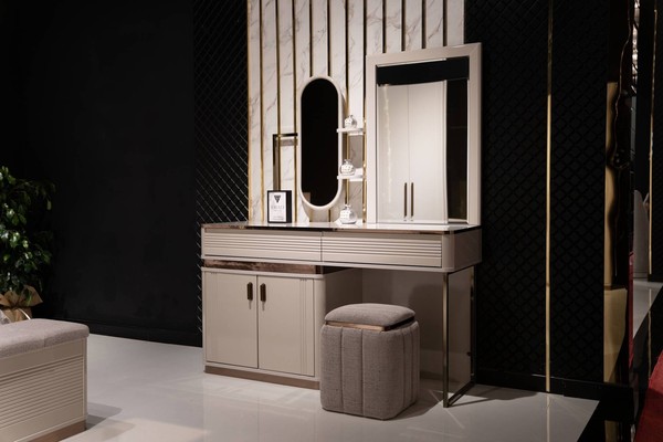 Eleganter Beiger Schminktisch Mit Spiegel Und Hocker Aus Holz-image