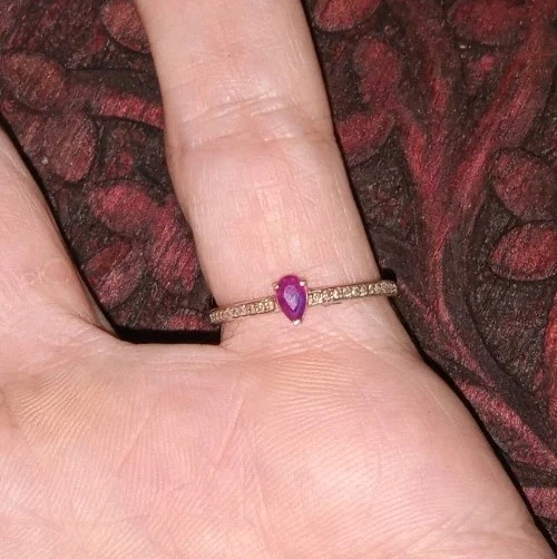 Anillo de Oro con Piedra Lágrima Rubí y Pequeños Diamantes de Zales Foto 2 de 3