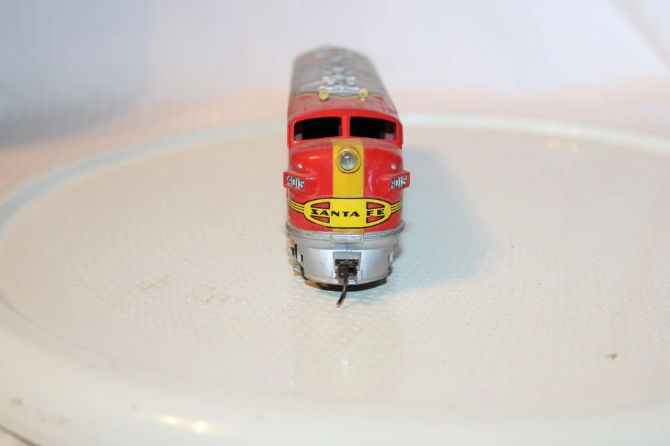 HO Scale Tyco, F7A Unit Diesel Locomotive Santa Fe Warbonnet #4015 KD's - Image 2 of 4