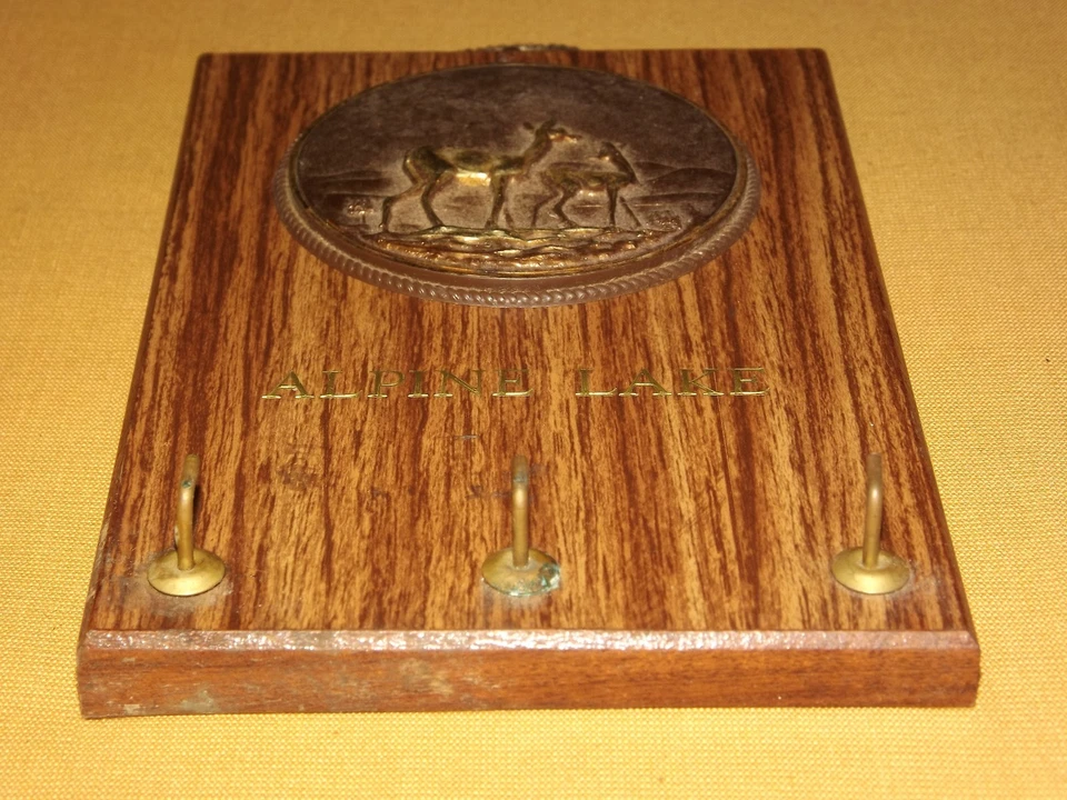 VINTAGE ALPINE LAKE DEER WALL PLAQUE KEY HOLDER - Image 4 of 4