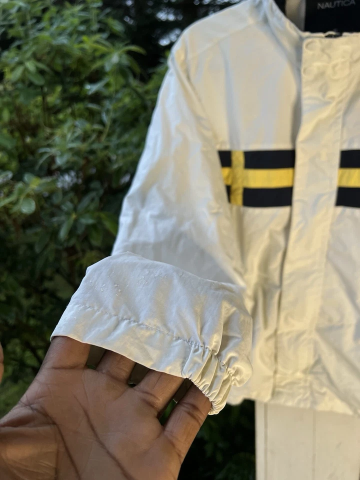 Chaqueta cortavientos ligera blanca y amarilla Nautica |Talla: Pequeña Foto 4 de 4