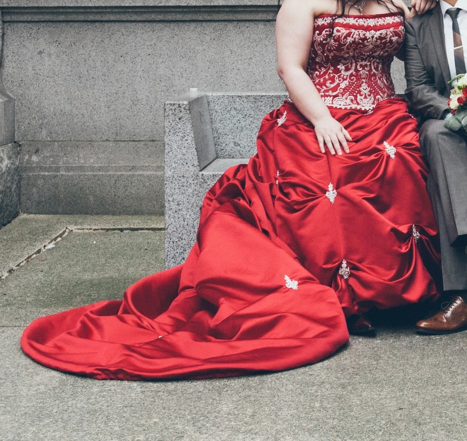 Vestido de novia inolvidable, talla grande 18, rojo vino profundo + un tren con botones Foto 3 de 4