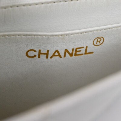 新品未使用 タグ付き vintage CHANEL グローブ ホワイト CHANEL CC Logo Matelasse Chain Shoulder Bag Leather White