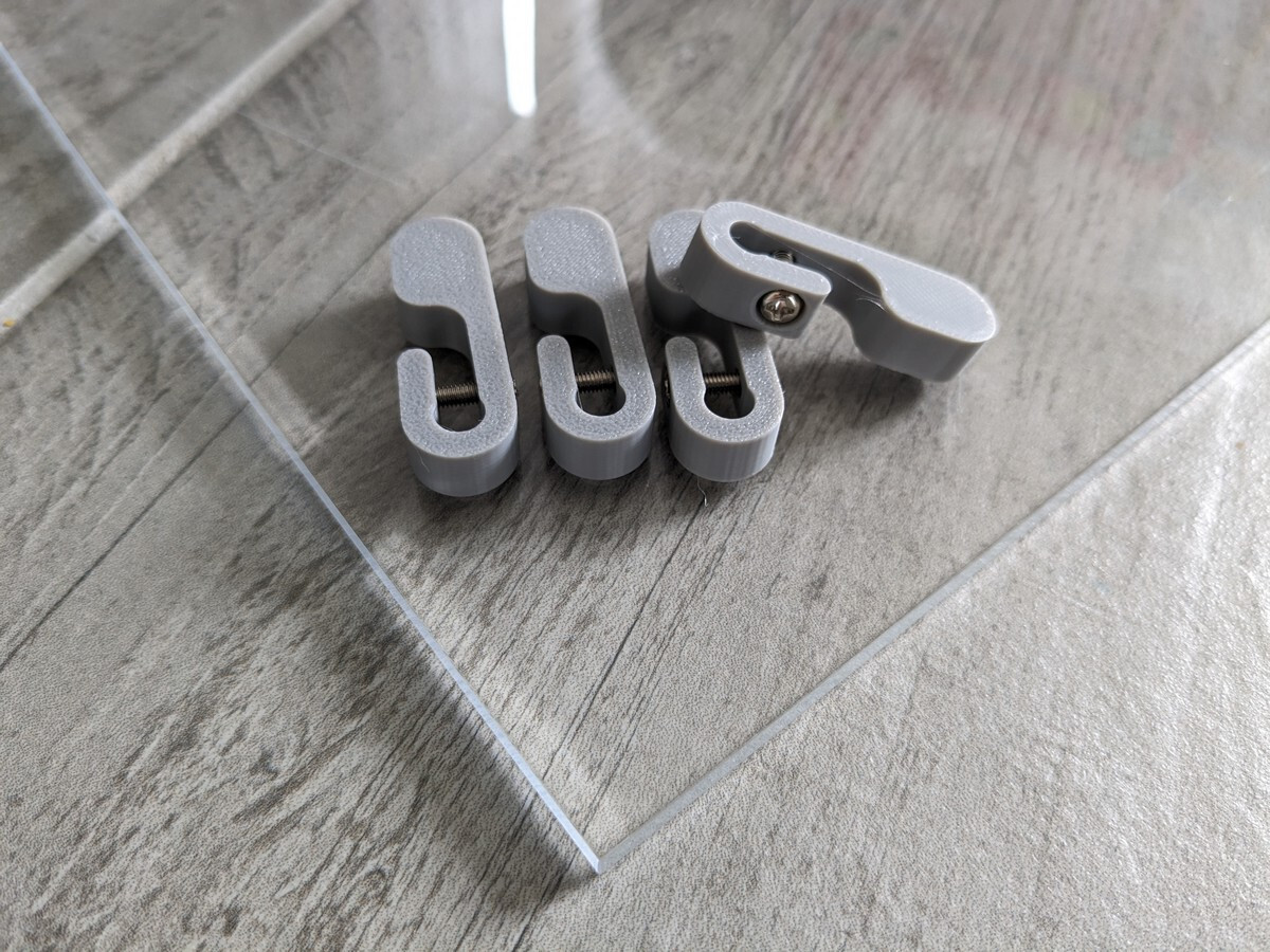 Supports + étagère IKEA DETOLF gris clair, finition premium pour exposition haut de gamme